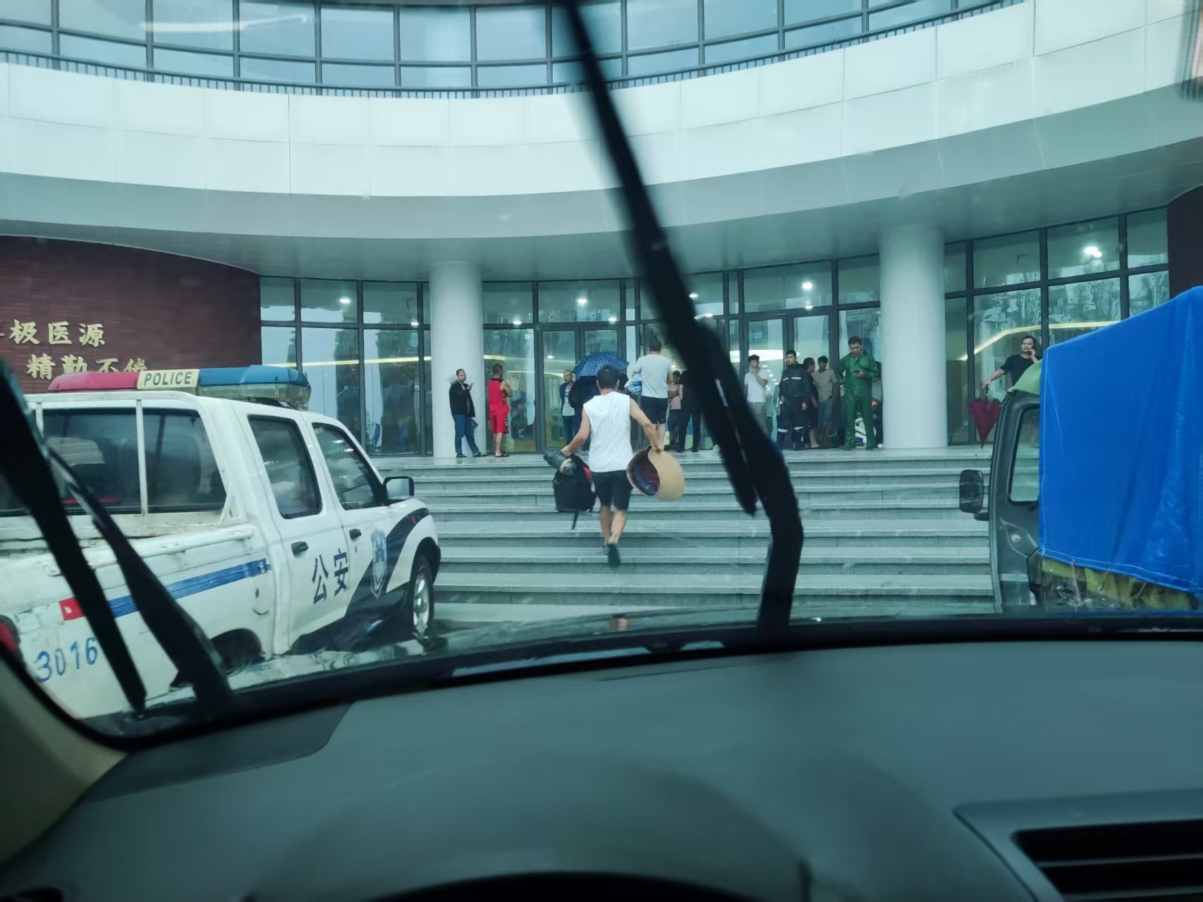 转移受台风潭美影响的职工群众.jpg 转移受台风潭美影响的职工群众.jpg