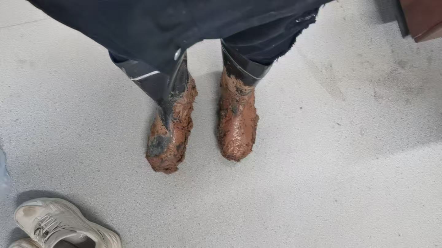 项目部员工胶鞋.jpg 项目部员工胶鞋.jpg