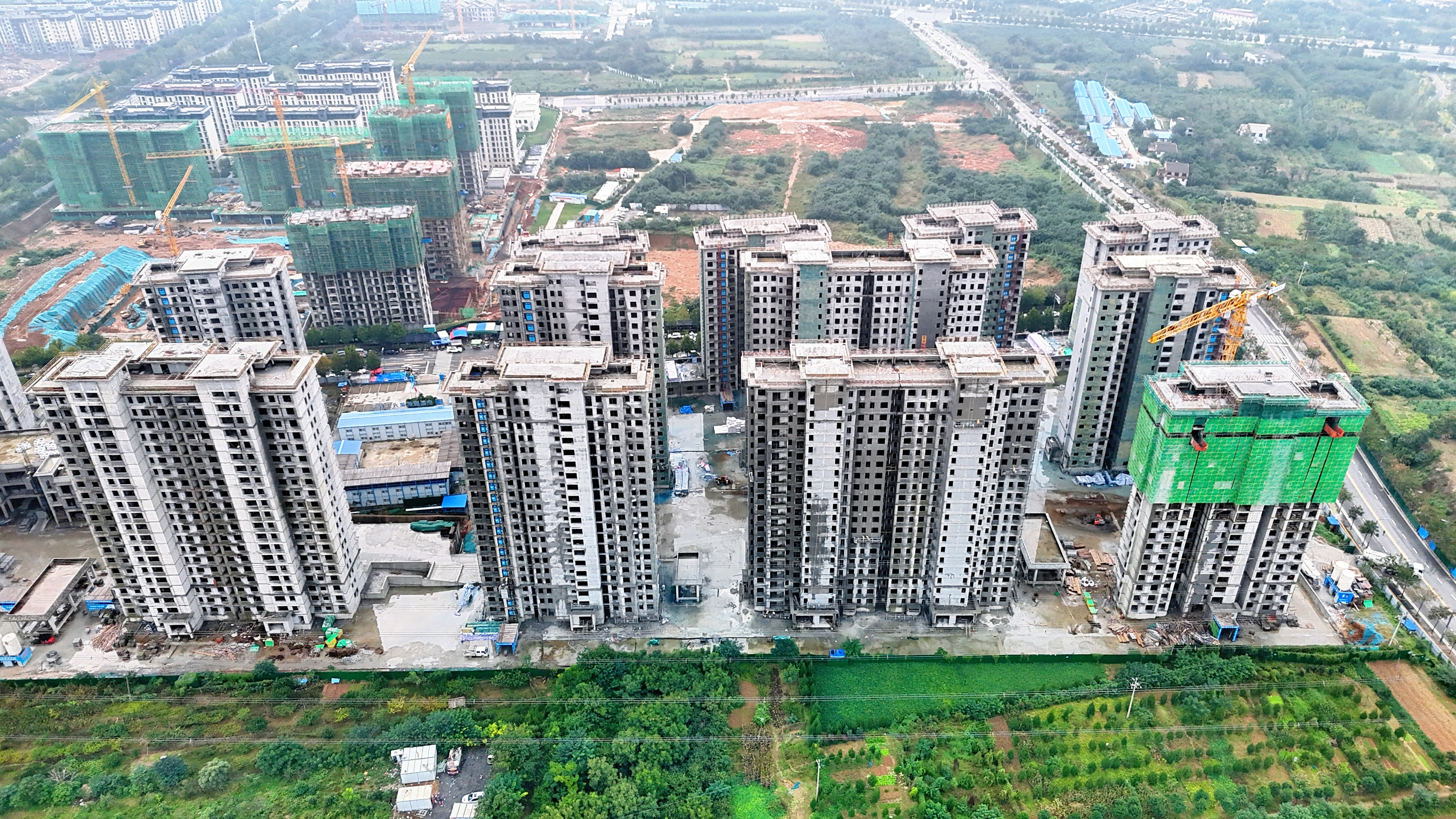 1104-【动态新闻】-一建公司河南洛阳牛步河（瀍景美苑）城市更新项目全面封顶 (3).jpg