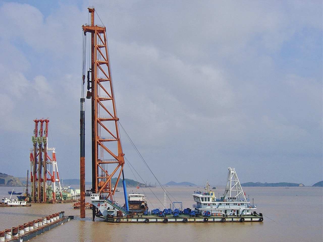 “港工洋山号”打桩船.jpg “港工洋山号”打桩船.jpg