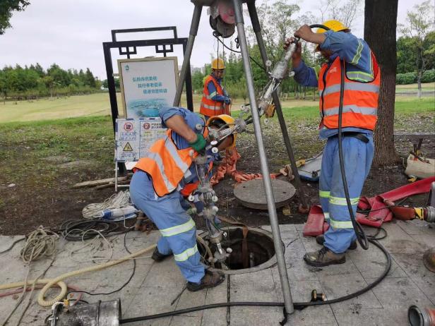 紫外光固化修复施工.jpg 紫外光固化修复施工.jpg