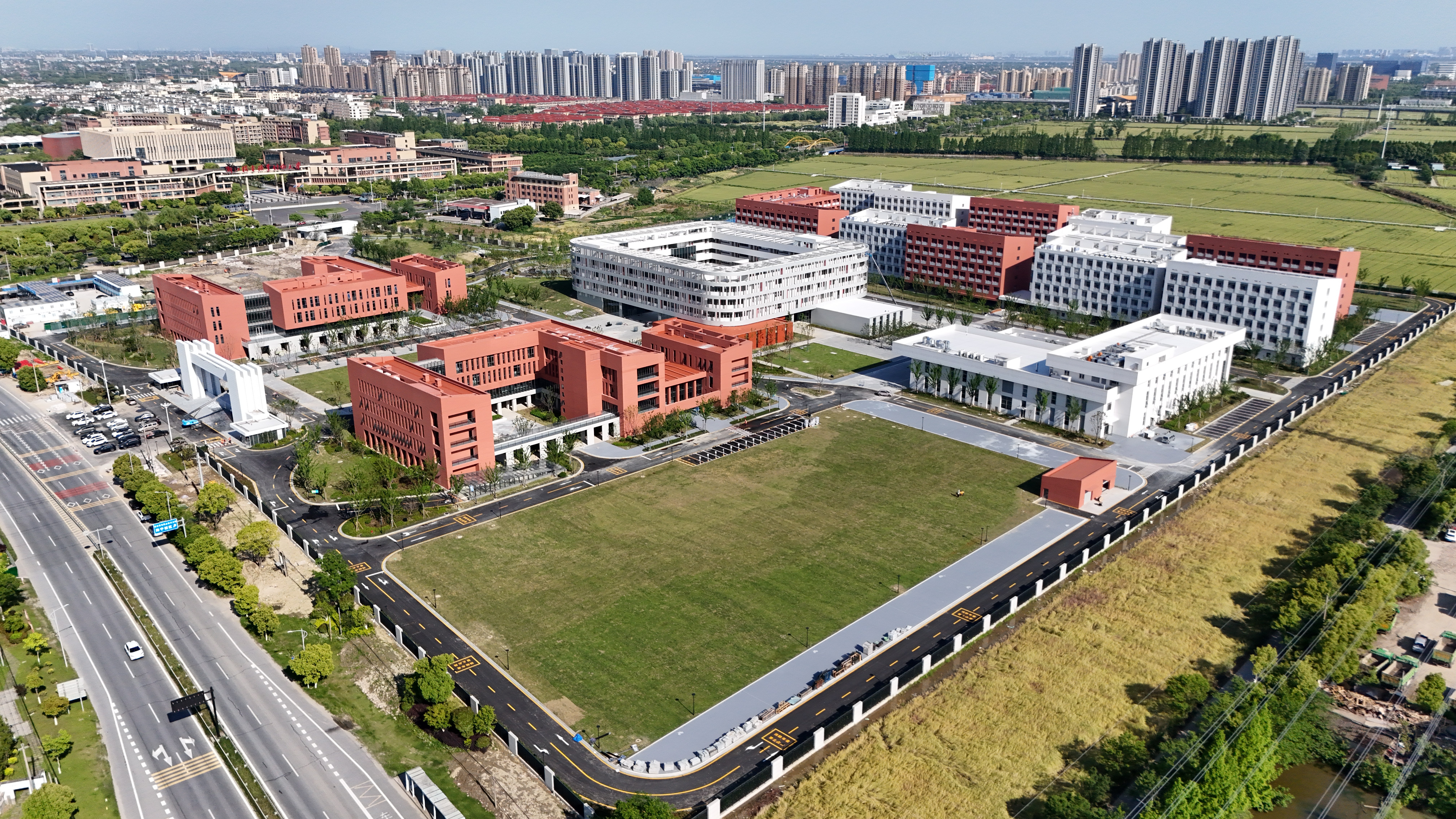 0522【av国产】-发展公司浙江机电职业技术大学二期项目顺利通过竣工验收.jpg