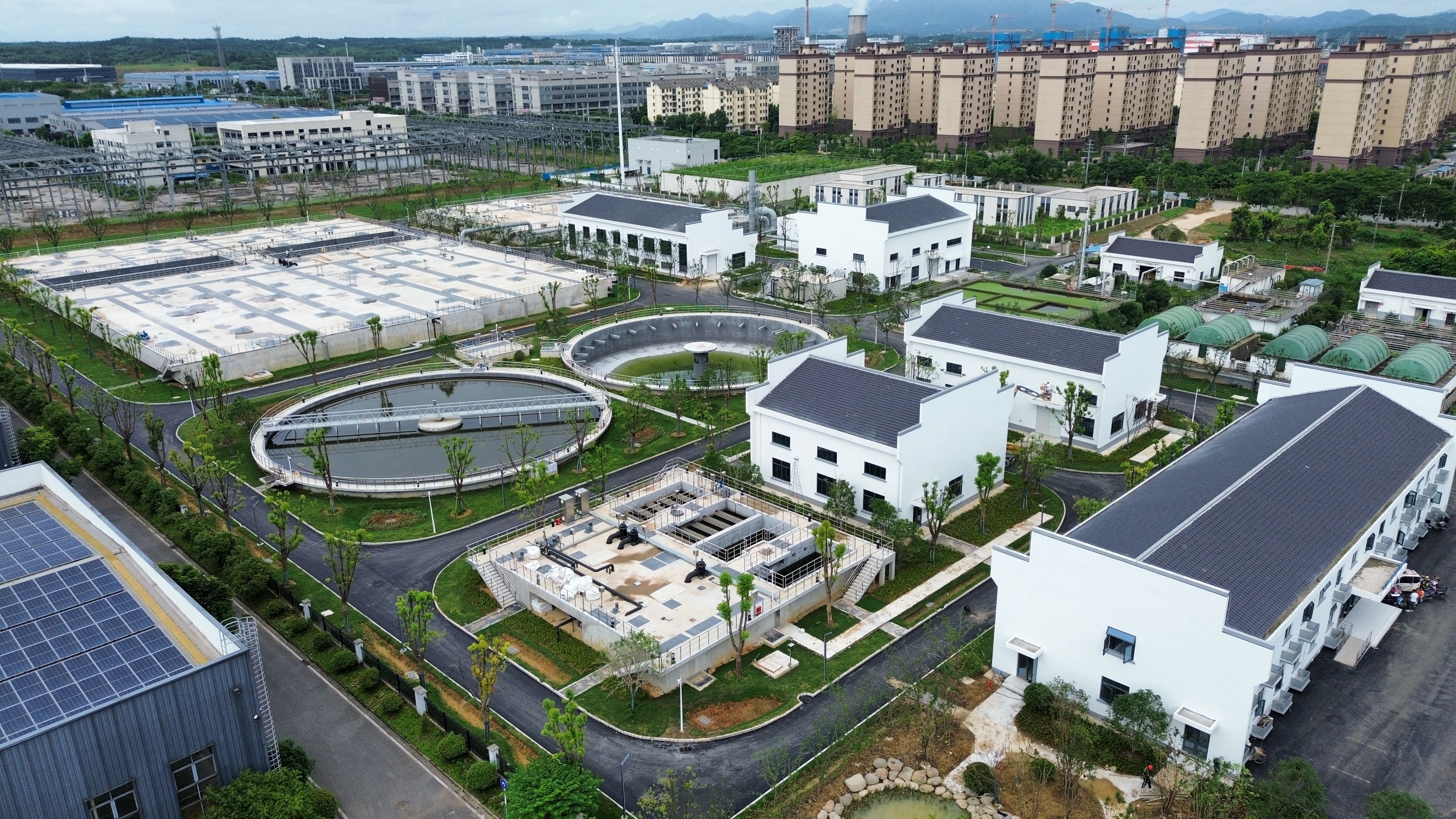 【图说高质量发展】近日，由中建七局二公司承建的南陵污水处理厂项目正式竣工运行。项目位于芜湖市南陵县，总建筑面积约1.6万平方米，涵盖预处理、二级处理、深度处理及消毒、污泥处置等环节，处理能力达3万吨日，服务面积17.83平方公里，实现污水应治尽治。项目建成后，将极大缓解区域污水处理压力，有效改善漳河流域水生态环境，切实优化人居环境，有力支撑南陵经济社会高质量发展。.jpg