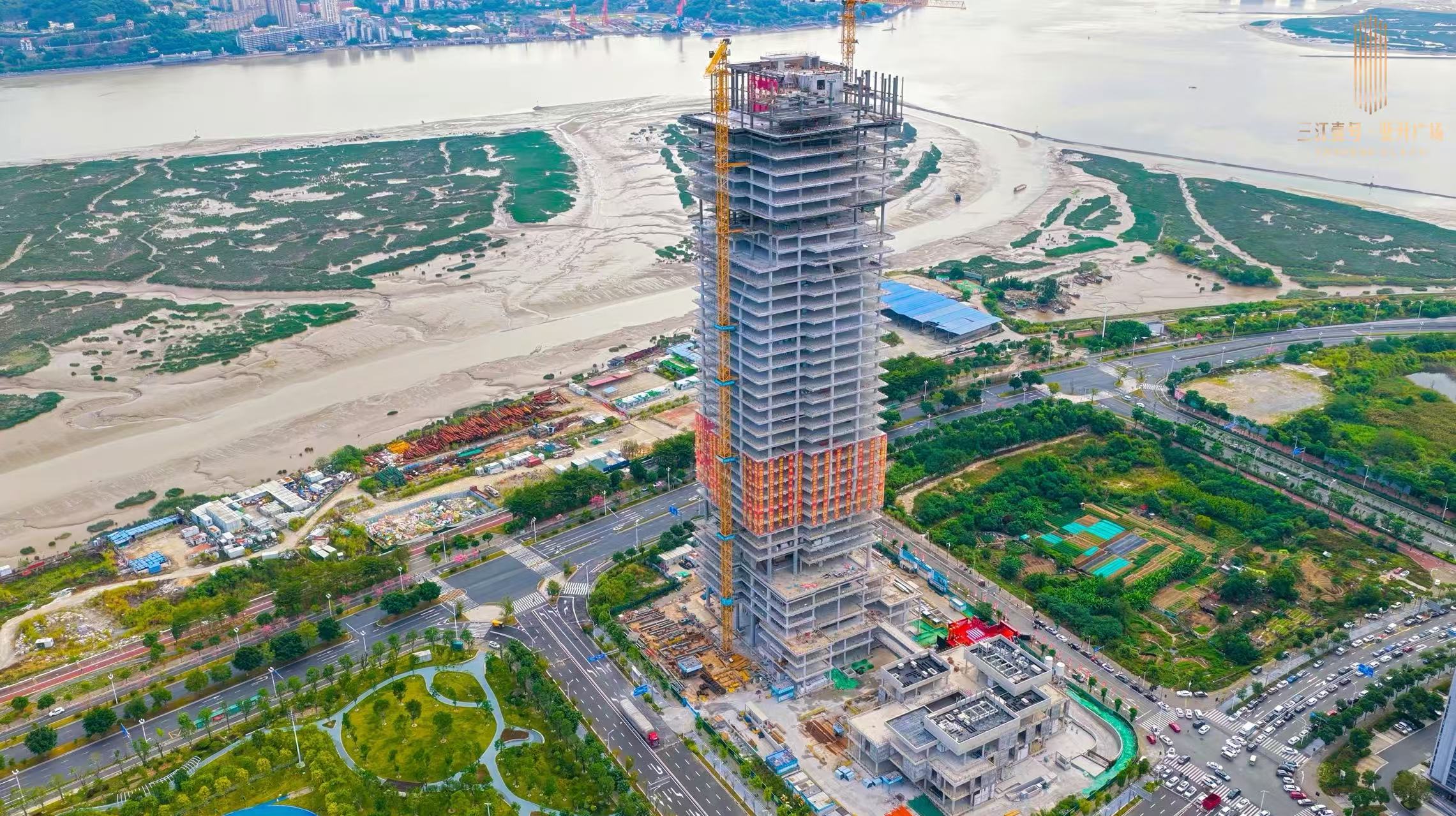 项目封顶现场航拍图.jpg