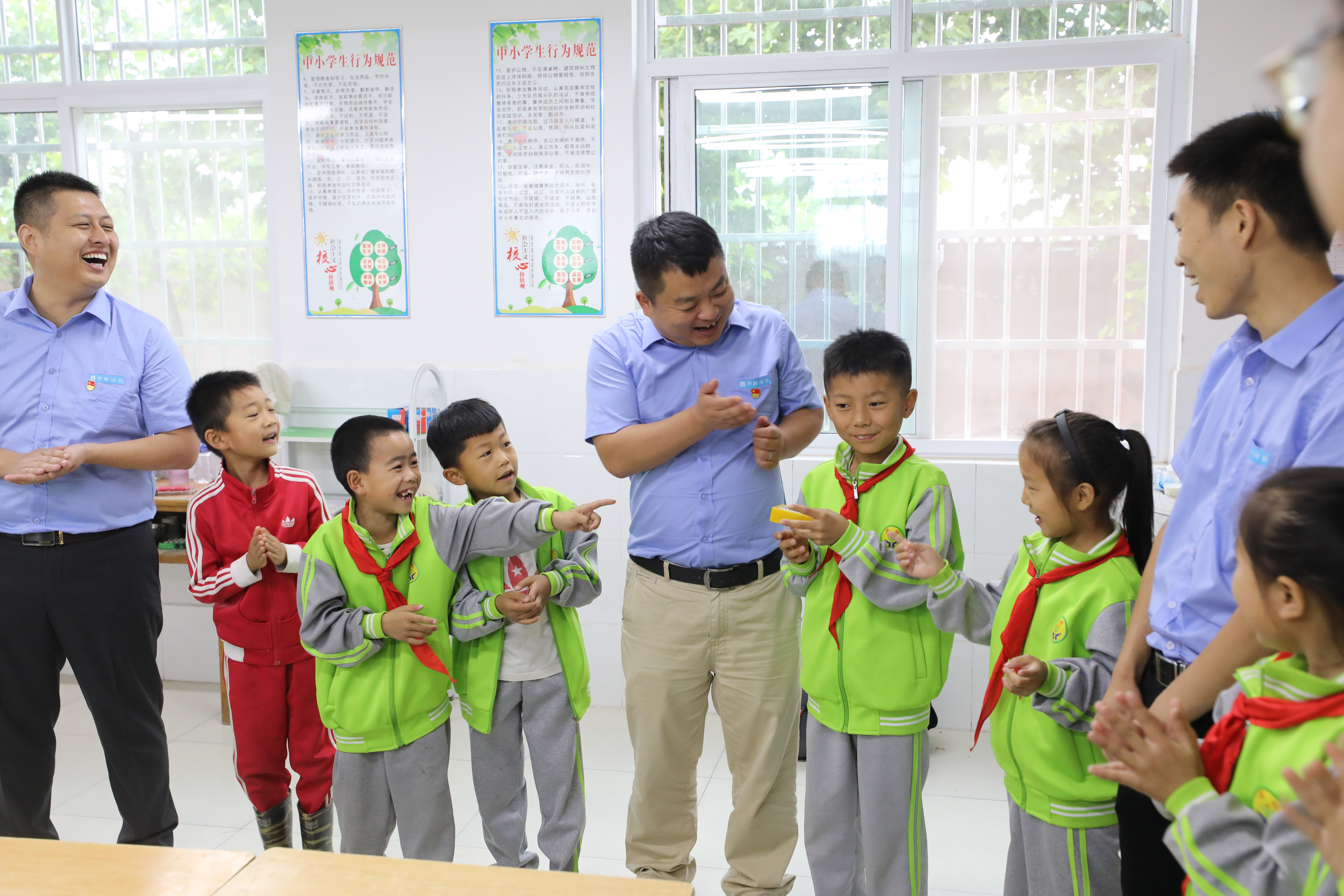 6《“爱与饰界童行” 连续7年践行央企责任，看望留守儿童，为孩子们带去温暖与关爱》中建二局 雷然.jpg