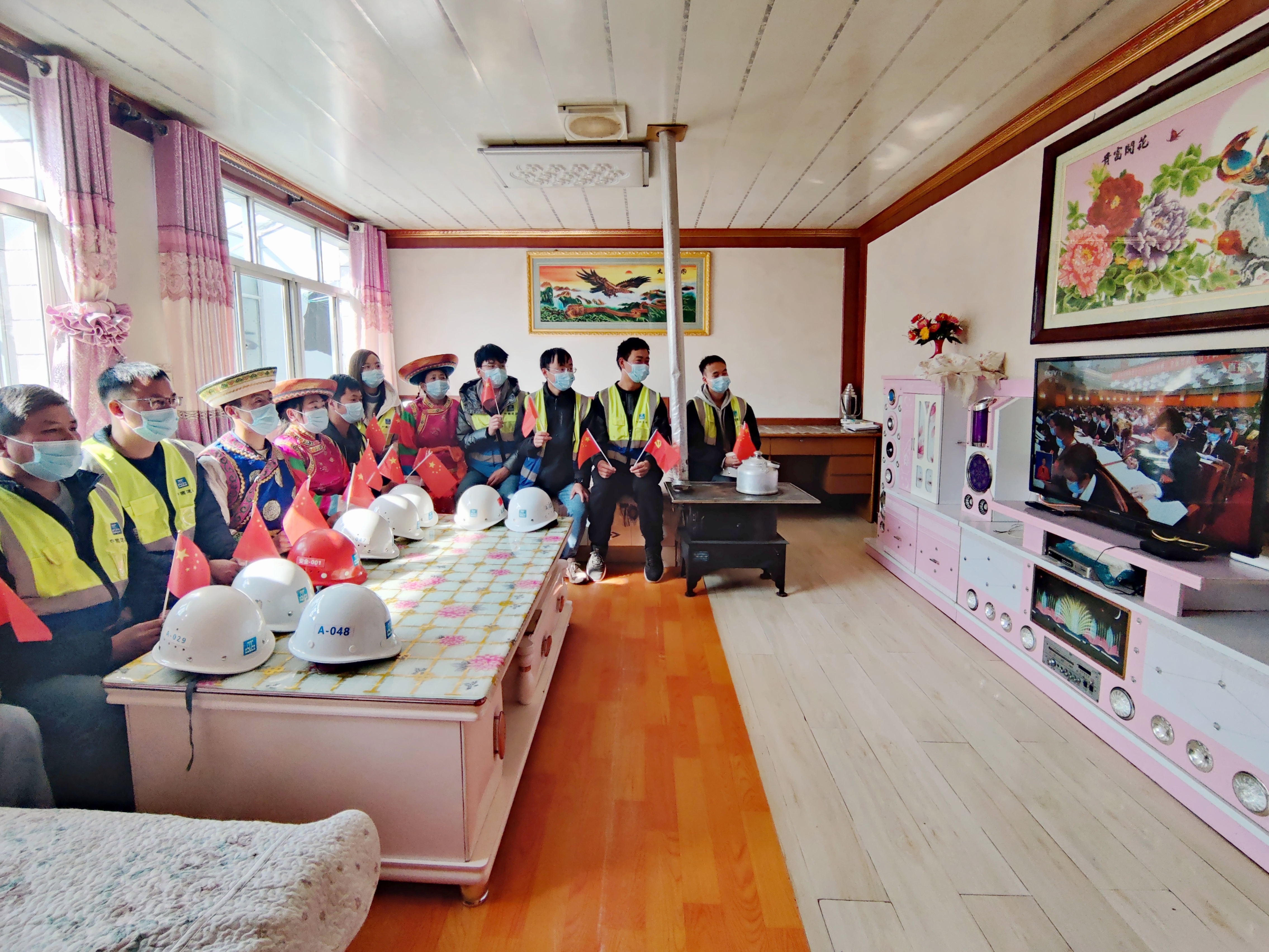 7.在海拔3200米的青海省海东市互助土族自治县东和乡，中建二局青海加西公路项目党支部建设者来到附近土族村民王世成家里，收看党的二十大开幕会.jpg