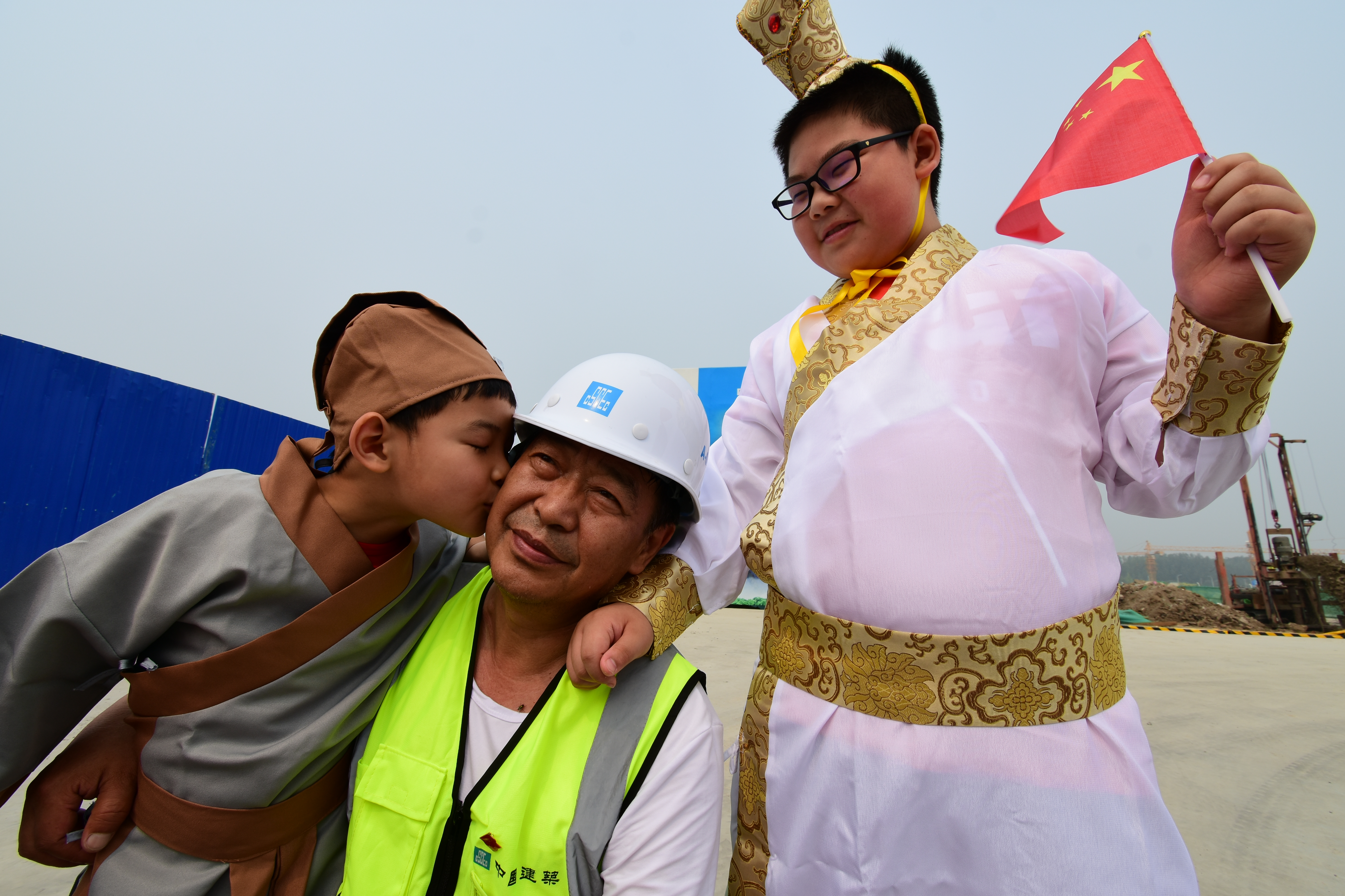 2《工地萌娃秀汉服 满载幸福迎“六一” 》中建一局 邱晔.jpg