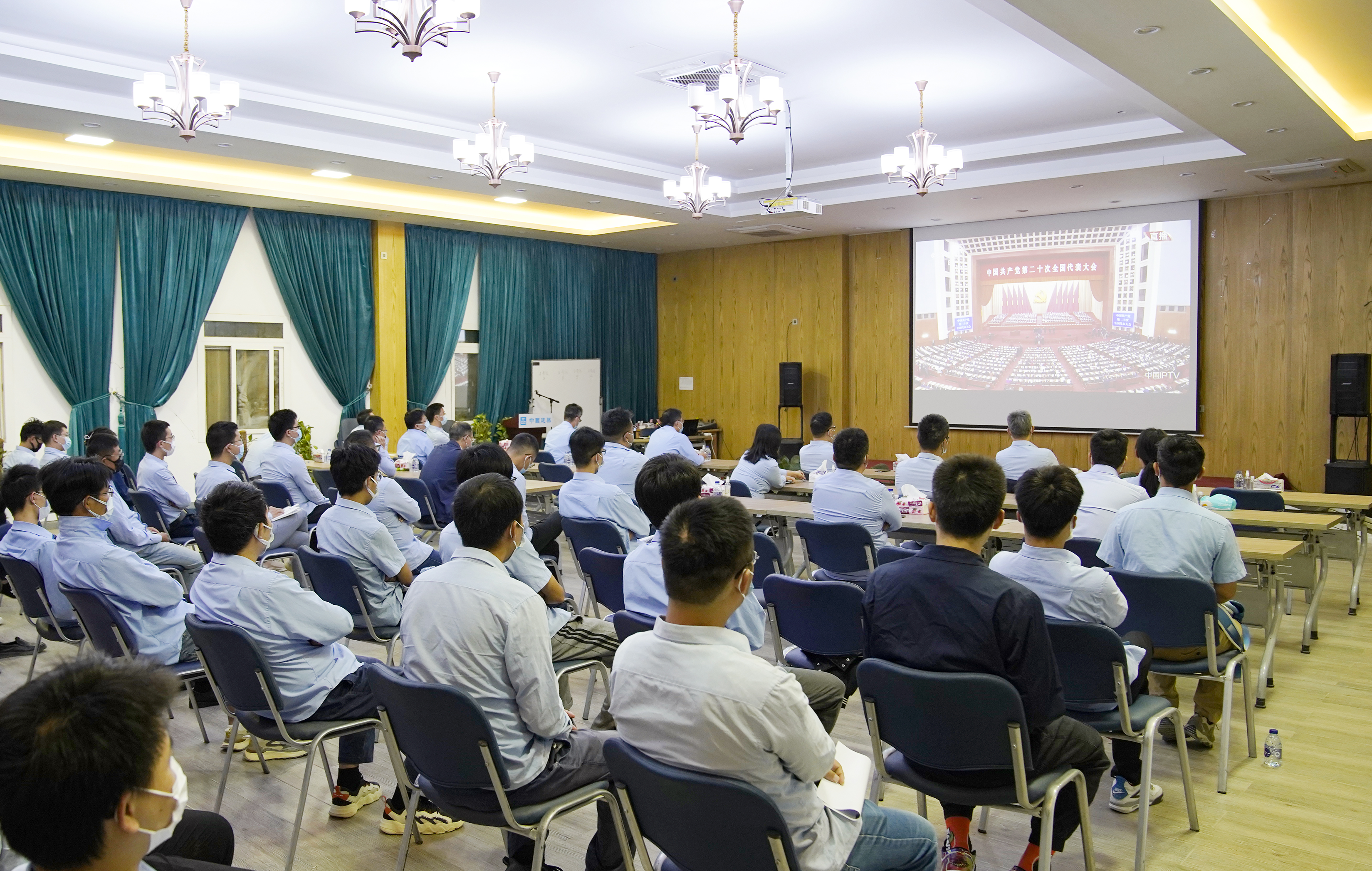 13.中建八局埃及新首都CBD项目建设者收看党的二十大开幕会.png