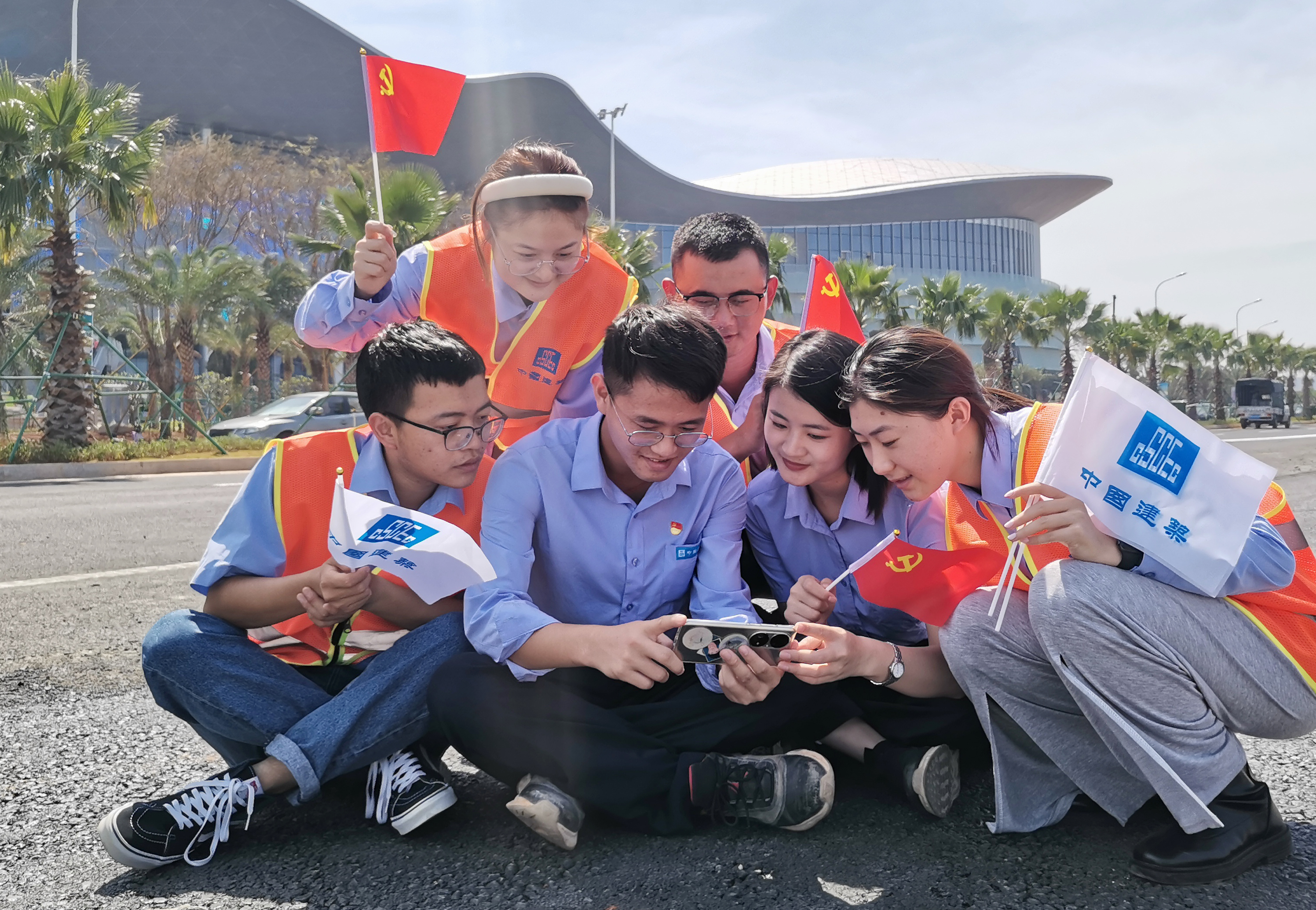 6.在中建一局海口市国际免税城项目，全国道德模范陈重私带领项目青年员工收看党的二十大开幕会.png
